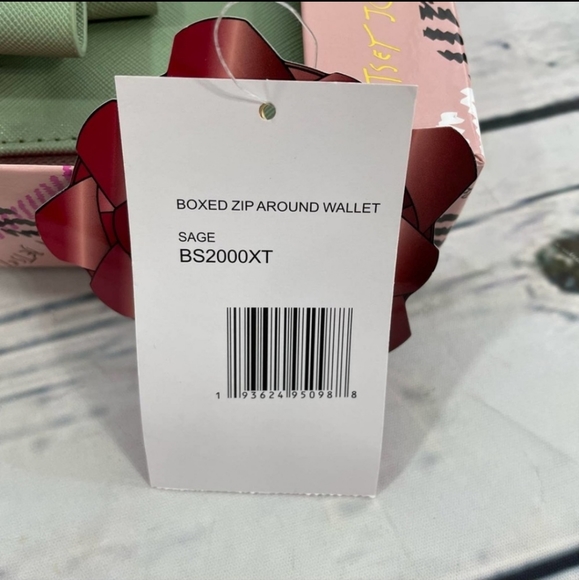 New Betsey Johnson Zip Around Wallet Wristlet NWT - Picture 3 of 7